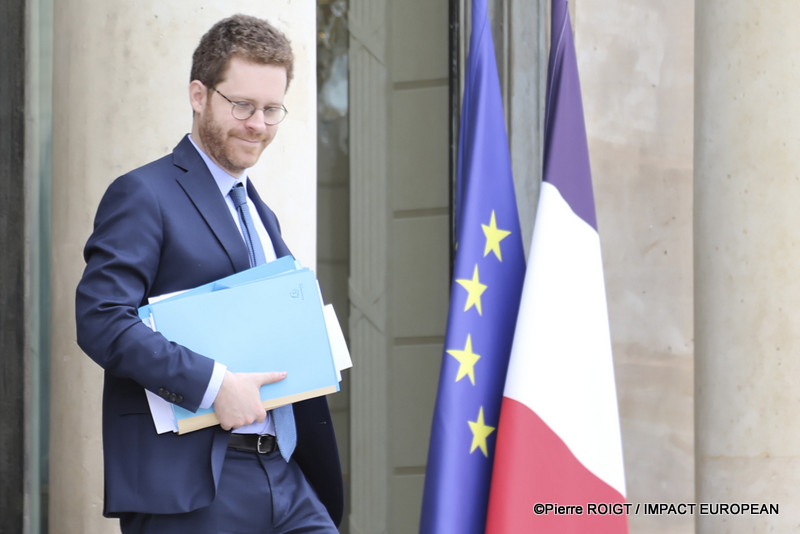 Les ministres quittent le Palais de l'Élysée à l'issue du Conseil des ministres du 1er juillet 2026. Cette réunion a été marquée par l'adoption de plusieurs mesures concernant la protection de l'enfance, la réforme du Code des douanes, l'innovation en santé, le calendrier électoral de 2027 et plusieurs nominations au sein des armées.