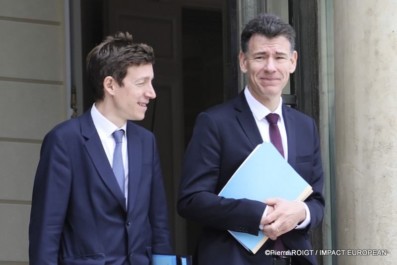 Les ministres quittent le Palais de l'Élysée à l'issue du Conseil des ministres du 1er juillet 2026. Cette réunion a été marquée par l'adoption de plusieurs mesures concernant la protection de l'enfance, la réforme du Code des douanes, l'innovation en santé, le calendrier électoral de 2027 et plusieurs nominations au sein des armées.