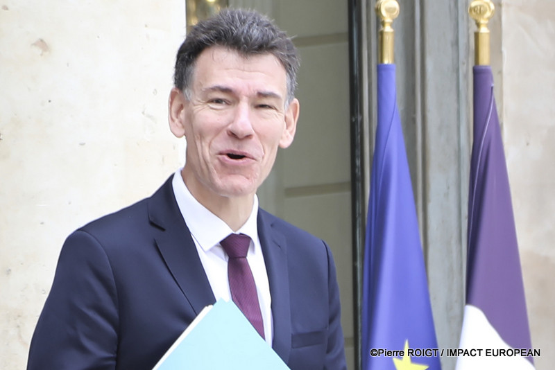 Les ministres quittent le Palais de l'Élysée à l'issue du Conseil des ministres du 1er juillet 2026. Cette réunion a été marquée par l'adoption de plusieurs mesures concernant la protection de l'enfance, la réforme du Code des douanes, l'innovation en santé, le calendrier électoral de 2027 et plusieurs nominations au sein des armées.