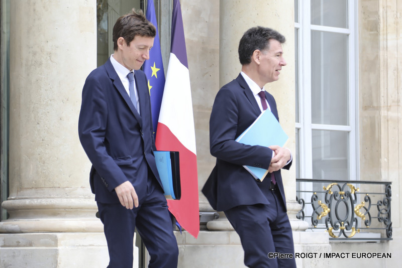 Les ministres quittent le Palais de l'Élysée à l'issue du Conseil des ministres du 1er juillet 2026. Cette réunion a été marquée par l'adoption de plusieurs mesures concernant la protection de l'enfance, la réforme du Code des douanes, l'innovation en santé, le calendrier électoral de 2027 et plusieurs nominations au sein des armées.