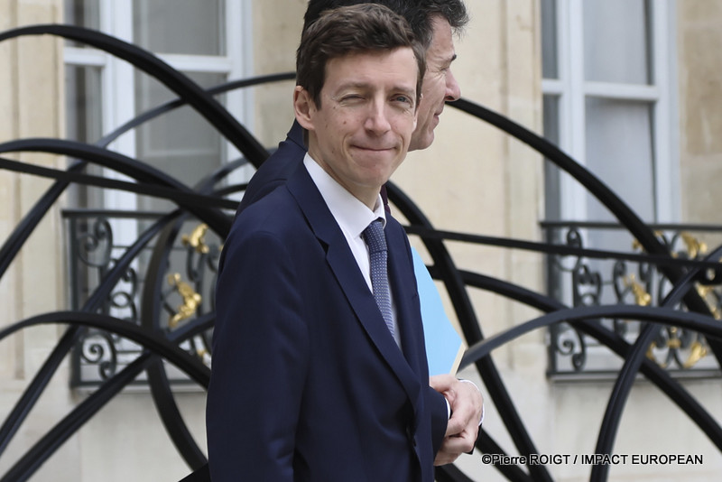 Les ministres quittent le Palais de l'Élysée à l'issue du Conseil des ministres du 1er juillet 2026. Cette réunion a été marquée par l'adoption de plusieurs mesures concernant la protection de l'enfance, la réforme du Code des douanes, l'innovation en santé, le calendrier électoral de 2027 et plusieurs nominations au sein des armées.