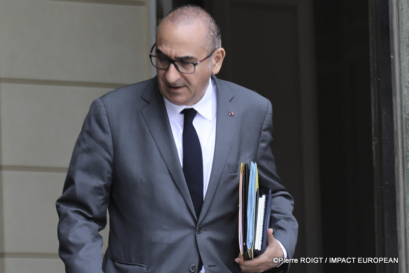 Les ministres quittent le Palais de l'Élysée à l'issue du Conseil des ministres du 1er juillet 2026. Cette réunion a été marquée par l'adoption de plusieurs mesures concernant la protection de l'enfance, la réforme du Code des douanes, l'innovation en santé, le calendrier électoral de 2027 et plusieurs nominations au sein des armées.