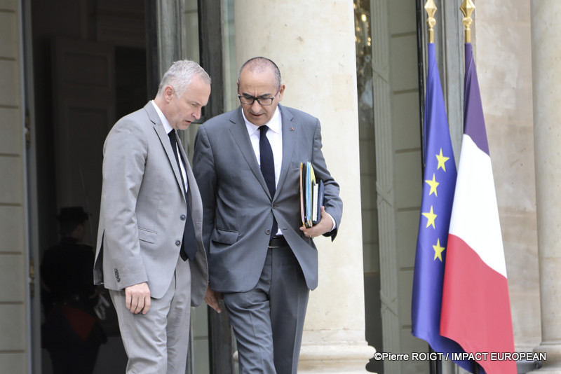 Les ministres quittent le Palais de l'Élysée à l'issue du Conseil des ministres du 1er juillet 2026. Cette réunion a été marquée par l'adoption de plusieurs mesures concernant la protection de l'enfance, la réforme du Code des douanes, l'innovation en santé, le calendrier électoral de 2027 et plusieurs nominations au sein des armées.
