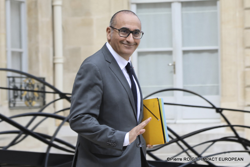 Les ministres quittent le Palais de l'Élysée à l'issue du Conseil des ministres du 1er juillet 2026. Cette réunion a été marquée par l'adoption de plusieurs mesures concernant la protection de l'enfance, la réforme du Code des douanes, l'innovation en santé, le calendrier électoral de 2027 et plusieurs nominations au sein des armées.