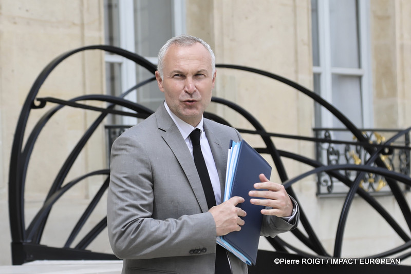 Les ministres quittent le Palais de l'Élysée à l'issue du Conseil des ministres du 1er juillet 2026. Cette réunion a été marquée par l'adoption de plusieurs mesures concernant la protection de l'enfance, la réforme du Code des douanes, l'innovation en santé, le calendrier électoral de 2027 et plusieurs nominations au sein des armées.
