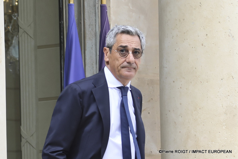 Les ministres quittent le Palais de l'Élysée à l'issue du Conseil des ministres du 1er juillet 2026. Cette réunion a été marquée par l'adoption de plusieurs mesures concernant la protection de l'enfance, la réforme du Code des douanes, l'innovation en santé, le calendrier électoral de 2027 et plusieurs nominations au sein des armées.