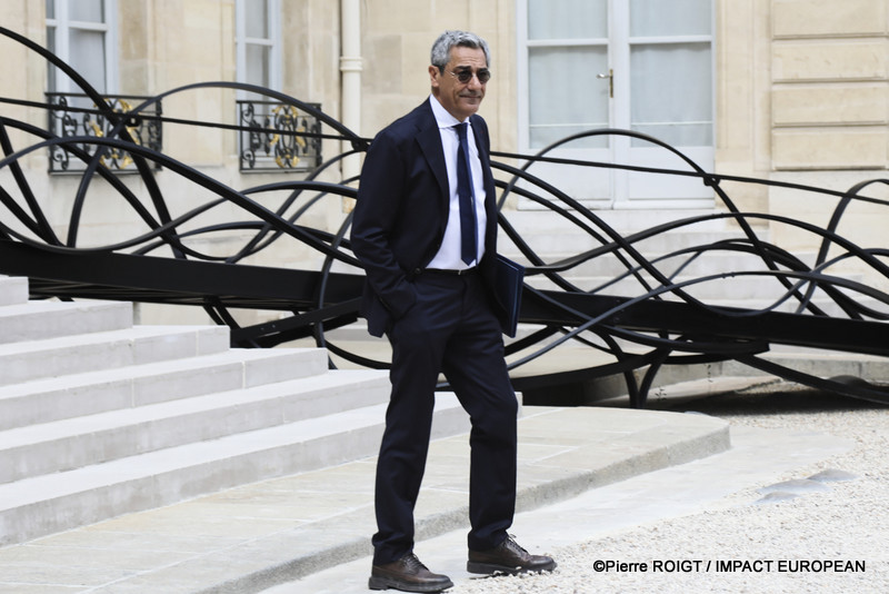 Les ministres quittent le Palais de l'Élysée à l'issue du Conseil des ministres du 1er juillet 2026. Cette réunion a été marquée par l'adoption de plusieurs mesures concernant la protection de l'enfance, la réforme du Code des douanes, l'innovation en santé, le calendrier électoral de 2027 et plusieurs nominations au sein des armées.