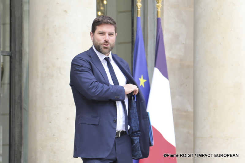 Les ministres quittent le Palais de l'Élysée à l'issue du Conseil des ministres du 1er juillet 2026. Cette réunion a été marquée par l'adoption de plusieurs mesures concernant la protection de l'enfance, la réforme du Code des douanes, l'innovation en santé, le calendrier électoral de 2027 et plusieurs nominations au sein des armées.