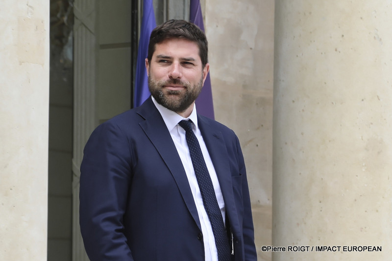 Les ministres quittent le Palais de l'Élysée à l'issue du Conseil des ministres du 1er juillet 2026. Cette réunion a été marquée par l'adoption de plusieurs mesures concernant la protection de l'enfance, la réforme du Code des douanes, l'innovation en santé, le calendrier électoral de 2027 et plusieurs nominations au sein des armées.