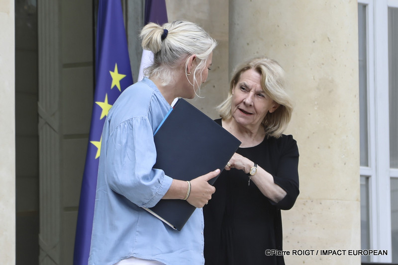 Les ministres quittent le Palais de l'Élysée à l'issue du Conseil des ministres du 1er juillet 2026. Cette réunion a été marquée par l'adoption de plusieurs mesures concernant la protection de l'enfance, la réforme du Code des douanes, l'innovation en santé, le calendrier électoral de 2027 et plusieurs nominations au sein des armées.