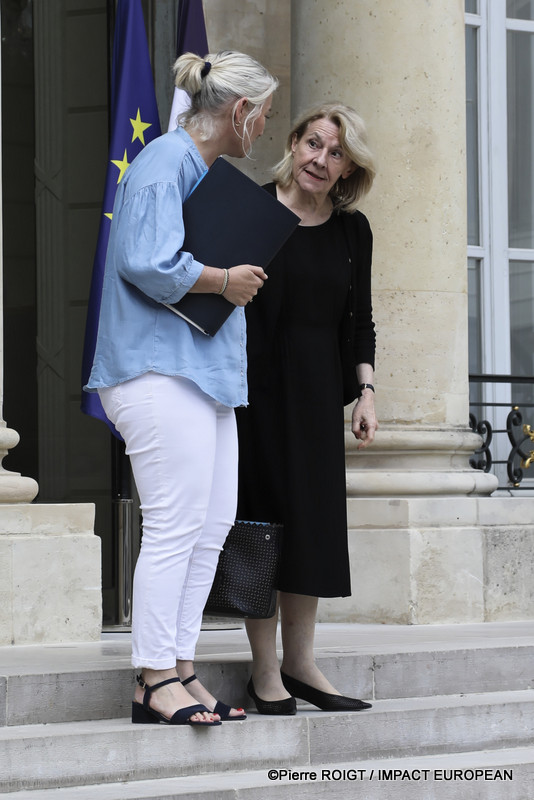 Les ministres quittent le Palais de l'Élysée à l'issue du Conseil des ministres du 1er juillet 2026. Cette réunion a été marquée par l'adoption de plusieurs mesures concernant la protection de l'enfance, la réforme du Code des douanes, l'innovation en santé, le calendrier électoral de 2027 et plusieurs nominations au sein des armées.