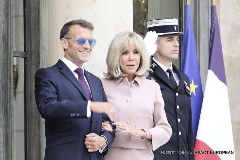 Le président Emmanuel Macron et Brigitte Macron accueillent Leurs Altesses Royales Guillaume, Grand-Duc de Luxembourg, et Stéphanie, Grande-Duchesse de Luxembourg, au palais de l'Élysée. / French President Emmanuel Macron and Brigitte Macron welcome Their Royal Highnesses Grand Duke Guillaume and Grand Duchess Stéphanie of Luxembourg to the Élysée Palace in Paris. - ©Pierre ROIGT / IMPACT EUROPEAN
