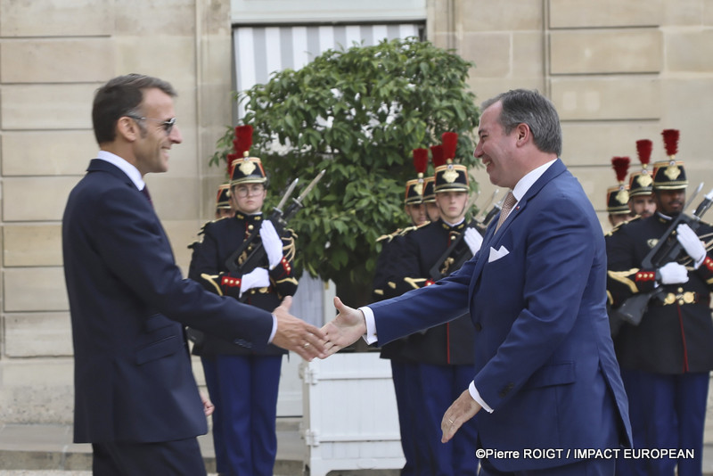 Le président Emmanuel Macron et Brigitte Macron accueillent Leurs Altesses Royales Guillaume, Grand-Duc de Luxembourg, et Stéphanie, Grande-Duchesse de Luxembourg, au palais de l'Élysée. / French President Emmanuel Macron and Brigitte Macron welcome Their Royal Highnesses Grand Duke Guillaume and Grand Duchess Stéphanie of Luxembourg to the Élysée Palace in Paris. - ©Pierre ROIGT / IMPACT EUROPEAN