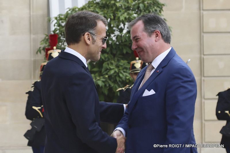 Le président Emmanuel Macron et Brigitte Macron accueillent Leurs Altesses Royales Guillaume, Grand-Duc de Luxembourg, et Stéphanie, Grande-Duchesse de Luxembourg, au palais de l'Élysée. / French President Emmanuel Macron and Brigitte Macron welcome Their Royal Highnesses Grand Duke Guillaume and Grand Duchess Stéphanie of Luxembourg to the Élysée Palace in Paris. - ©Pierre ROIGT / IMPACT EUROPEAN