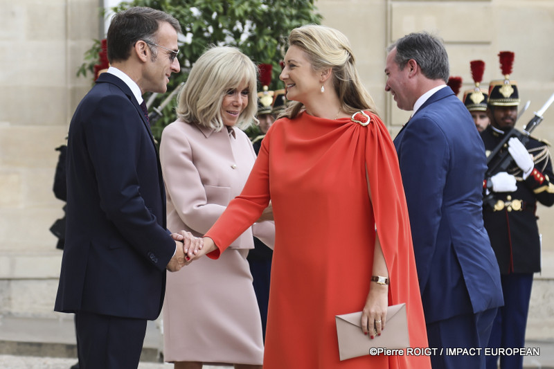 Le président Emmanuel Macron et Brigitte Macron accueillent Leurs Altesses Royales Guillaume, Grand-Duc de Luxembourg, et Stéphanie, Grande-Duchesse de Luxembourg, au palais de l'Élysée. / French President Emmanuel Macron and Brigitte Macron welcome Their Royal Highnesses Grand Duke Guillaume and Grand Duchess Stéphanie of Luxembourg to the Élysée Palace in Paris. - ©Pierre ROIGT / IMPACT EUROPEAN