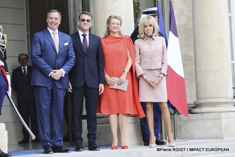 Le président Emmanuel Macron et Brigitte Macron accueillent Leurs Altesses Royales Guillaume, Grand-Duc de Luxembourg, et Stéphanie, Grande-Duchesse de Luxembourg, au palais de l'Élysée. / French President Emmanuel Macron and Brigitte Macron welcome Their Royal Highnesses Grand Duke Guillaume and Grand Duchess Stéphanie of Luxembourg to the Élysée Palace in Paris. - ©Pierre ROIGT / IMPACT EUROPEAN