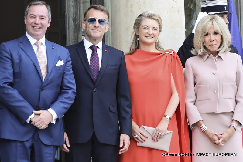 Le président Emmanuel Macron et Brigitte Macron accueillent Leurs Altesses Royales Guillaume, Grand-Duc de Luxembourg, et Stéphanie, Grande-Duchesse de Luxembourg, au palais de l'Élysée. / French President Emmanuel Macron and Brigitte Macron welcome Their Royal Highnesses Grand Duke Guillaume and Grand Duchess Stéphanie of Luxembourg to the Élysée Palace in Paris. - ©Pierre ROIGT / IMPACT EUROPEAN