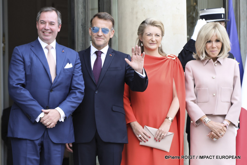 Le président Emmanuel Macron et Brigitte Macron accueillent Leurs Altesses Royales Guillaume, Grand-Duc de Luxembourg, et Stéphanie, Grande-Duchesse de Luxembourg, au palais de l'Élysée. / French President Emmanuel Macron and Brigitte Macron welcome Their Royal Highnesses Grand Duke Guillaume and Grand Duchess Stéphanie of Luxembourg to the Élysée Palace in Paris. - ©Pierre ROIGT / IMPACT EUROPEAN