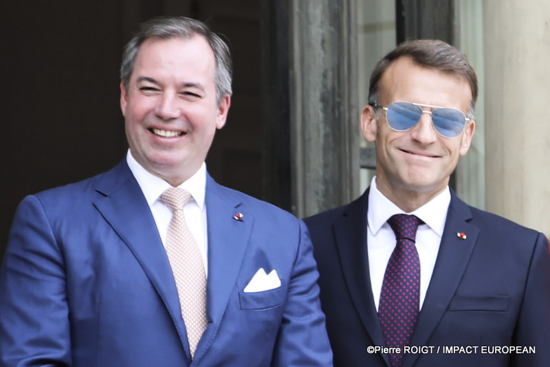Le président Emmanuel Macron et Brigitte Macron accueillent Leurs Altesses Royales Guillaume, Grand-Duc de Luxembourg, et Stéphanie, Grande-Duchesse de Luxembourg, au palais de l'Élysée. / French President Emmanuel Macron and Brigitte Macron welcome Their Royal Highnesses Grand Duke Guillaume and Grand Duchess Stéphanie of Luxembourg to the Élysée Palace in Paris. - ©Pierre ROIGT / IMPACT EUROPEAN