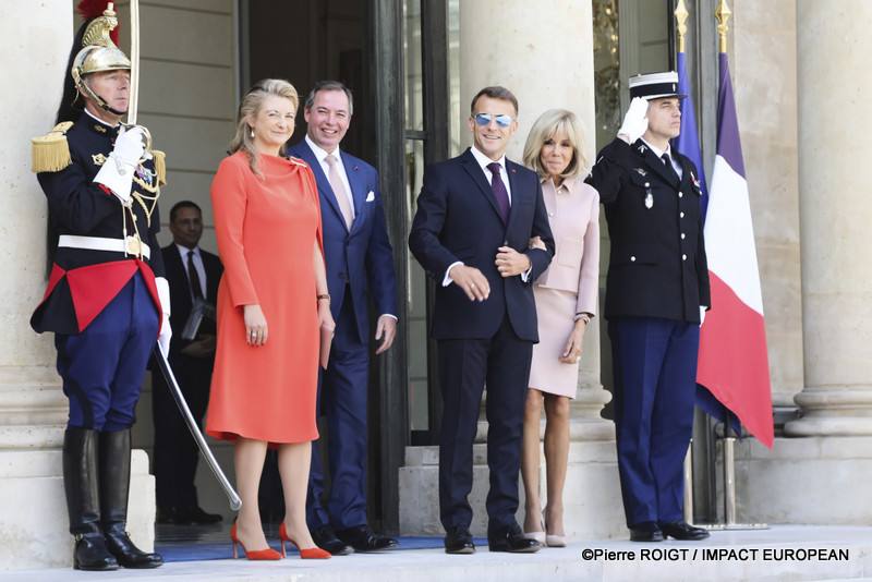 Le président Emmanuel Macron et Brigitte Macron accueillent Leurs Altesses Royales Guillaume, Grand-Duc de Luxembourg, et Stéphanie, Grande-Duchesse de Luxembourg, au palais de l'Élysée. / French President Emmanuel Macron and Brigitte Macron welcome Their Royal Highnesses Grand Duke Guillaume and Grand Duchess Stéphanie of Luxembourg to the Élysée Palace in Paris. - ©Pierre ROIGT / IMPACT EUROPEAN