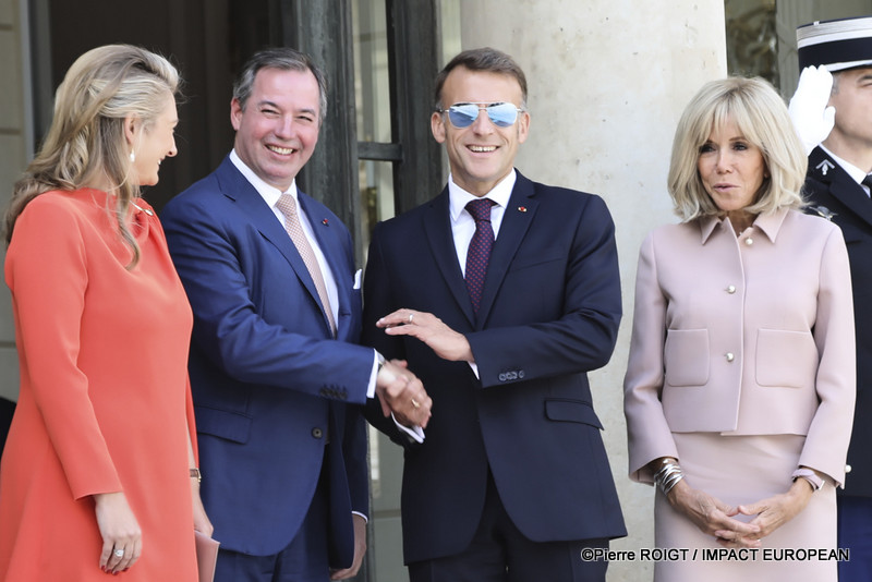 Le président Emmanuel Macron et Brigitte Macron accueillent Leurs Altesses Royales Guillaume, Grand-Duc de Luxembourg, et Stéphanie, Grande-Duchesse de Luxembourg, au palais de l'Élysée. / French President Emmanuel Macron and Brigitte Macron welcome Their Royal Highnesses Grand Duke Guillaume and Grand Duchess Stéphanie of Luxembourg to the Élysée Palace in Paris. - ©Pierre ROIGT / IMPACT EUROPEAN