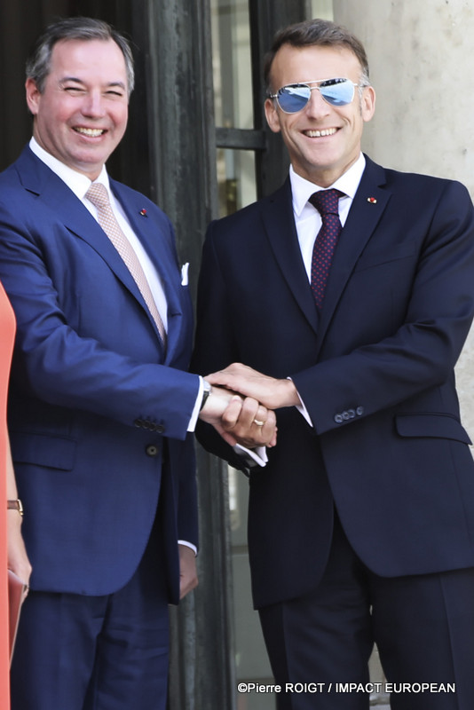 Le président Emmanuel Macron et Brigitte Macron accueillent Leurs Altesses Royales Guillaume, Grand-Duc de Luxembourg, et Stéphanie, Grande-Duchesse de Luxembourg, au palais de l'Élysée. / French President Emmanuel Macron and Brigitte Macron welcome Their Royal Highnesses Grand Duke Guillaume and Grand Duchess Stéphanie of Luxembourg to the Élysée Palace in Paris. - ©Pierre ROIGT / IMPACT EUROPEAN