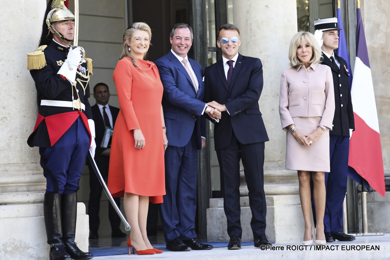 Le président Emmanuel Macron et Brigitte Macron accueillent Leurs Altesses Royales Guillaume, Grand-Duc de Luxembourg, et Stéphanie, Grande-Duchesse de Luxembourg, au palais de l'Élysée. / French President Emmanuel Macron and Brigitte Macron welcome Their Royal Highnesses Grand Duke Guillaume and Grand Duchess Stéphanie of Luxembourg to the Élysée Palace in Paris. - ©Pierre ROIGT / IMPACT EUROPEAN