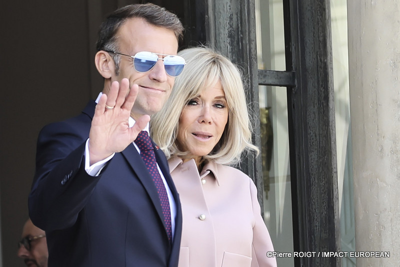 Le président Emmanuel Macron et Brigitte Macron accueillent Leurs Altesses Royales Guillaume, Grand-Duc de Luxembourg, et Stéphanie, Grande-Duchesse de Luxembourg, au palais de l'Élysée. / French President Emmanuel Macron and Brigitte Macron welcome Their Royal Highnesses Grand Duke Guillaume and Grand Duchess Stéphanie of Luxembourg to the Élysée Palace in Paris. - ©Pierre ROIGT / IMPACT EUROPEAN