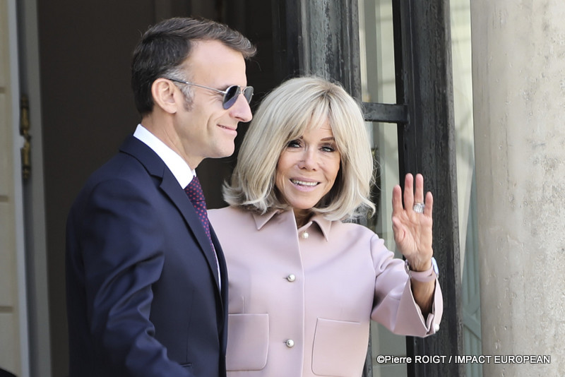 Le président Emmanuel Macron et Brigitte Macron accueillent Leurs Altesses Royales Guillaume, Grand-Duc de Luxembourg, et Stéphanie, Grande-Duchesse de Luxembourg, au palais de l'Élysée. / French President Emmanuel Macron and Brigitte Macron welcome Their Royal Highnesses Grand Duke Guillaume and Grand Duchess Stéphanie of Luxembourg to the Élysée Palace in Paris. - ©Pierre ROIGT / IMPACT EUROPEAN
