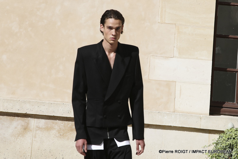 Les mannequins présentent la collection Homme Printemps-Été 2027 de Valette Studio lors de la Fashion Week de Paris, au Quadrilatère des Archives. Intitulée « Dandys Dada », la collection explore un dialogue entre constructivisme et dadaïsme, mêlant tailoring architectural, volumes revisités et nouvelles silhouettes plus fluides.
© Pierre ROIGT / IMPACT EUROPEAN