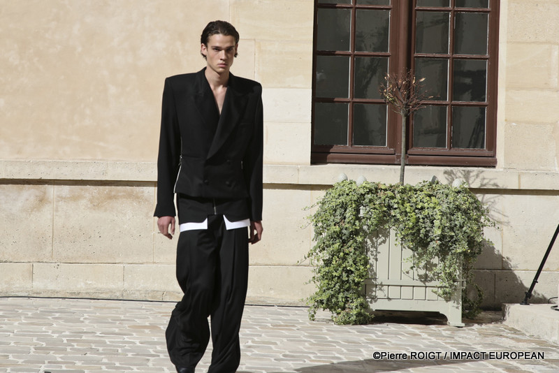 Les mannequins présentent la collection Homme Printemps-Été 2027 de Valette Studio lors de la Fashion Week de Paris, au Quadrilatère des Archives. Intitulée « Dandys Dada », la collection explore un dialogue entre constructivisme et dadaïsme, mêlant tailoring architectural, volumes revisités et nouvelles silhouettes plus fluides.
© Pierre ROIGT / IMPACT EUROPEAN