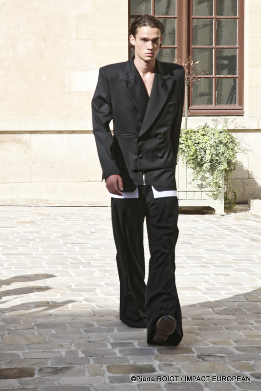 Les mannequins présentent la collection Homme Printemps-Été 2027 de Valette Studio lors de la Fashion Week de Paris, au Quadrilatère des Archives. Intitulée « Dandys Dada », la collection explore un dialogue entre constructivisme et dadaïsme, mêlant tailoring architectural, volumes revisités et nouvelles silhouettes plus fluides.
© Pierre ROIGT / IMPACT EUROPEAN