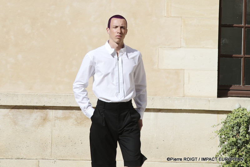 Les mannequins présentent la collection Homme Printemps-Été 2027 de Valette Studio lors de la Fashion Week de Paris, au Quadrilatère des Archives. Intitulée « Dandys Dada », la collection explore un dialogue entre constructivisme et dadaïsme, mêlant tailoring architectural, volumes revisités et nouvelles silhouettes plus fluides.
© Pierre ROIGT / IMPACT EUROPEAN