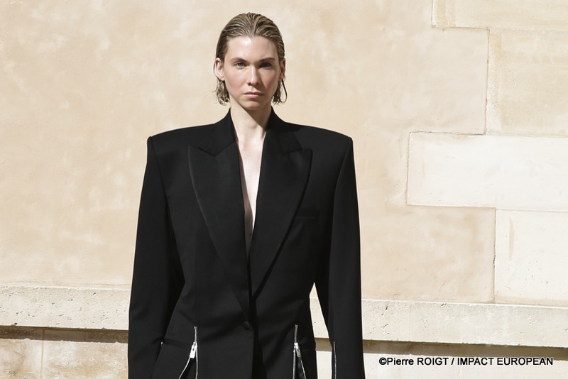 Les mannequins présentent la collection Homme Printemps-Été 2027 de Valette Studio lors de la Fashion Week de Paris, au Quadrilatère des Archives. Intitulée « Dandys Dada », la collection explore un dialogue entre constructivisme et dadaïsme, mêlant tailoring architectural, volumes revisités et nouvelles silhouettes plus fluides.
© Pierre ROIGT / IMPACT EUROPEAN