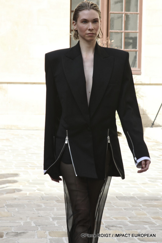 Les mannequins présentent la collection Homme Printemps-Été 2027 de Valette Studio lors de la Fashion Week de Paris, au Quadrilatère des Archives. Intitulée « Dandys Dada », la collection explore un dialogue entre constructivisme et dadaïsme, mêlant tailoring architectural, volumes revisités et nouvelles silhouettes plus fluides.
© Pierre ROIGT / IMPACT EUROPEAN