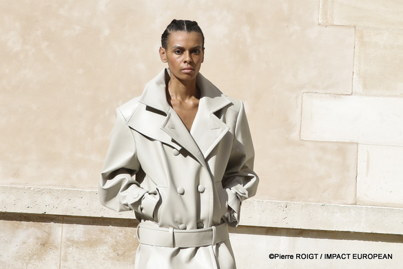 Les mannequins présentent la collection Homme Printemps-Été 2027 de Valette Studio lors de la Fashion Week de Paris, au Quadrilatère des Archives. Intitulée « Dandys Dada », la collection explore un dialogue entre constructivisme et dadaïsme, mêlant tailoring architectural, volumes revisités et nouvelles silhouettes plus fluides.
© Pierre ROIGT / IMPACT EUROPEAN