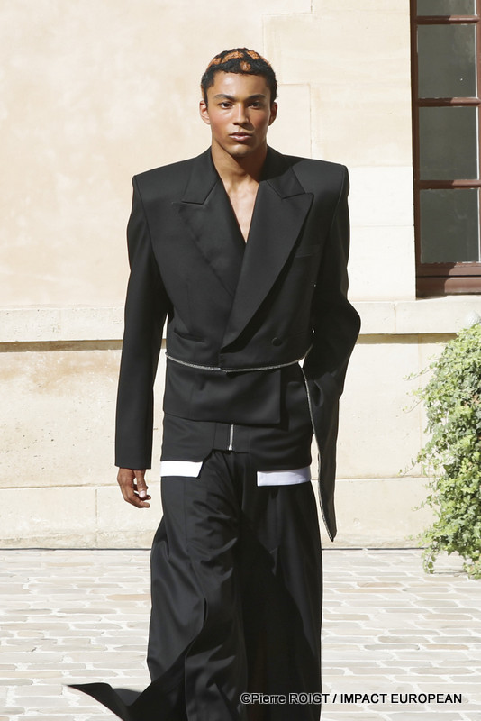 Les mannequins présentent la collection Homme Printemps-Été 2027 de Valette Studio lors de la Fashion Week de Paris, au Quadrilatère des Archives. Intitulée « Dandys Dada », la collection explore un dialogue entre constructivisme et dadaïsme, mêlant tailoring architectural, volumes revisités et nouvelles silhouettes plus fluides.
© Pierre ROIGT / IMPACT EUROPEAN