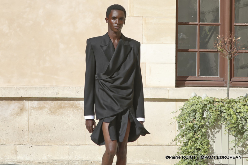 Les mannequins présentent la collection Homme Printemps-Été 2027 de Valette Studio lors de la Fashion Week de Paris, au Quadrilatère des Archives. Intitulée « Dandys Dada », la collection explore un dialogue entre constructivisme et dadaïsme, mêlant tailoring architectural, volumes revisités et nouvelles silhouettes plus fluides.
© Pierre ROIGT / IMPACT EUROPEAN
