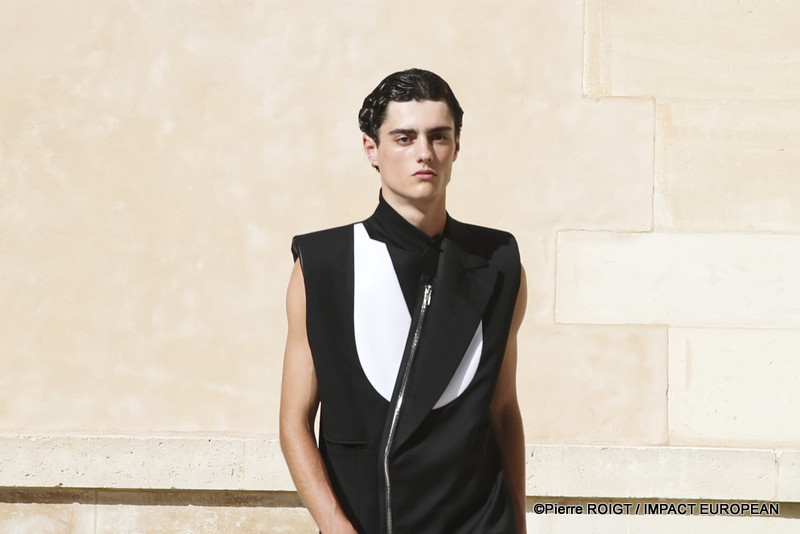 Les mannequins présentent la collection Homme Printemps-Été 2027 de Valette Studio lors de la Fashion Week de Paris, au Quadrilatère des Archives. Intitulée « Dandys Dada », la collection explore un dialogue entre constructivisme et dadaïsme, mêlant tailoring architectural, volumes revisités et nouvelles silhouettes plus fluides.
© Pierre ROIGT / IMPACT EUROPEAN