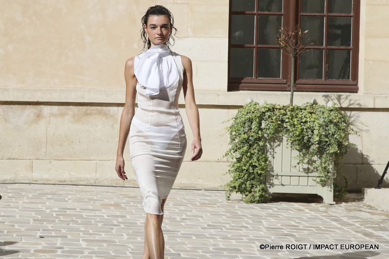 Les mannequins présentent la collection Homme Printemps-Été 2027 de Valette Studio lors de la Fashion Week de Paris, au Quadrilatère des Archives. Intitulée « Dandys Dada », la collection explore un dialogue entre constructivisme et dadaïsme, mêlant tailoring architectural, volumes revisités et nouvelles silhouettes plus fluides.
© Pierre ROIGT / IMPACT EUROPEAN
