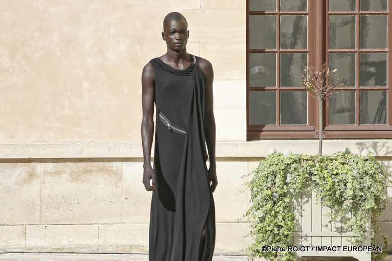 Les mannequins présentent la collection Homme Printemps-Été 2027 de Valette Studio lors de la Fashion Week de Paris, au Quadrilatère des Archives. Intitulée « Dandys Dada », la collection explore un dialogue entre constructivisme et dadaïsme, mêlant tailoring architectural, volumes revisités et nouvelles silhouettes plus fluides.
© Pierre ROIGT / IMPACT EUROPEAN