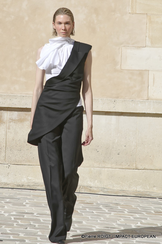 Les mannequins présentent la collection Homme Printemps-Été 2027 de Valette Studio lors de la Fashion Week de Paris, au Quadrilatère des Archives. Intitulée « Dandys Dada », la collection explore un dialogue entre constructivisme et dadaïsme, mêlant tailoring architectural, volumes revisités et nouvelles silhouettes plus fluides.
© Pierre ROIGT / IMPACT EUROPEAN