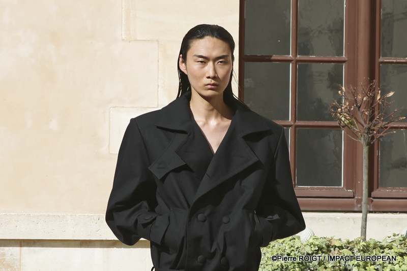 Les mannequins présentent la collection Homme Printemps-Été 2027 de Valette Studio lors de la Fashion Week de Paris, au Quadrilatère des Archives. Intitulée « Dandys Dada », la collection explore un dialogue entre constructivisme et dadaïsme, mêlant tailoring architectural, volumes revisités et nouvelles silhouettes plus fluides.
© Pierre ROIGT / IMPACT EUROPEAN