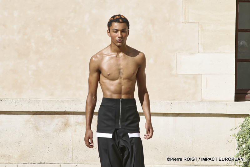 Les mannequins présentent la collection Homme Printemps-Été 2027 de Valette Studio lors de la Fashion Week de Paris, au Quadrilatère des Archives. Intitulée « Dandys Dada », la collection explore un dialogue entre constructivisme et dadaïsme, mêlant tailoring architectural, volumes revisités et nouvelles silhouettes plus fluides.
© Pierre ROIGT / IMPACT EUROPEAN