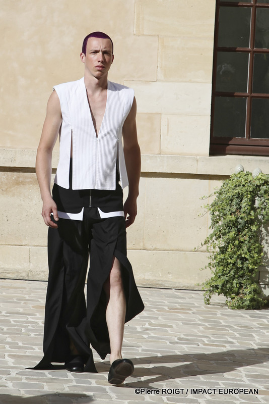 Les mannequins présentent la collection Homme Printemps-Été 2027 de Valette Studio lors de la Fashion Week de Paris, au Quadrilatère des Archives. Intitulée « Dandys Dada », la collection explore un dialogue entre constructivisme et dadaïsme, mêlant tailoring architectural, volumes revisités et nouvelles silhouettes plus fluides.
© Pierre ROIGT / IMPACT EUROPEAN