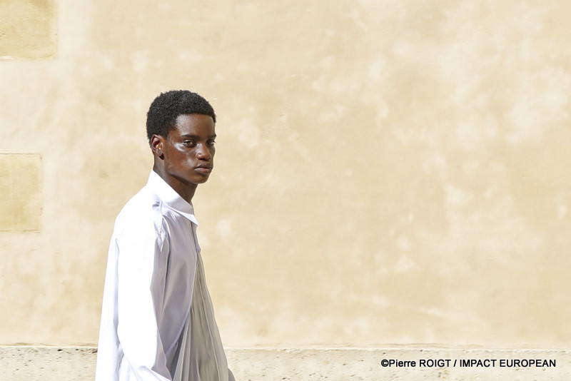 Les mannequins présentent la collection Homme Printemps-Été 2027 de Valette Studio lors de la Fashion Week de Paris, au Quadrilatère des Archives. Intitulée « Dandys Dada », la collection explore un dialogue entre constructivisme et dadaïsme, mêlant tailoring architectural, volumes revisités et nouvelles silhouettes plus fluides.
© Pierre ROIGT / IMPACT EUROPEAN