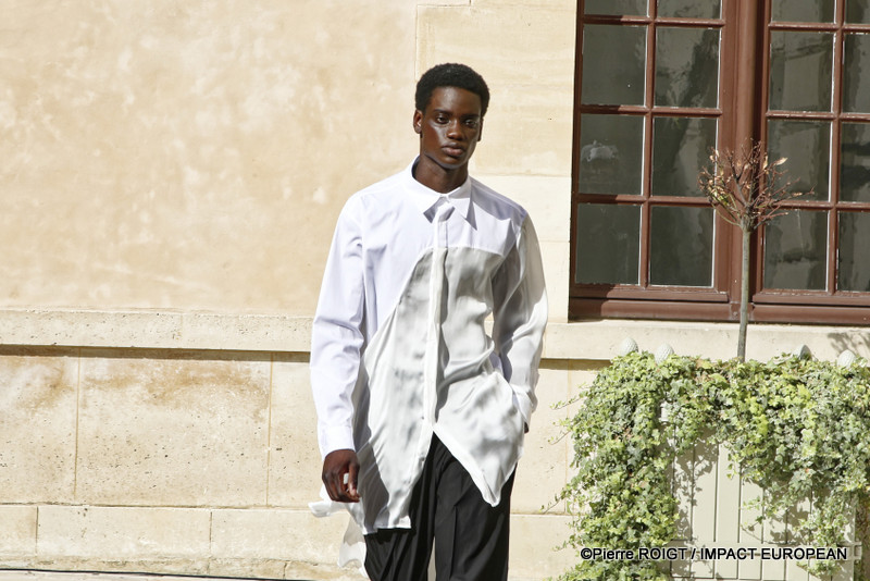 Les mannequins présentent la collection Homme Printemps-Été 2027 de Valette Studio lors de la Fashion Week de Paris, au Quadrilatère des Archives. Intitulée « Dandys Dada », la collection explore un dialogue entre constructivisme et dadaïsme, mêlant tailoring architectural, volumes revisités et nouvelles silhouettes plus fluides.
© Pierre ROIGT / IMPACT EUROPEAN