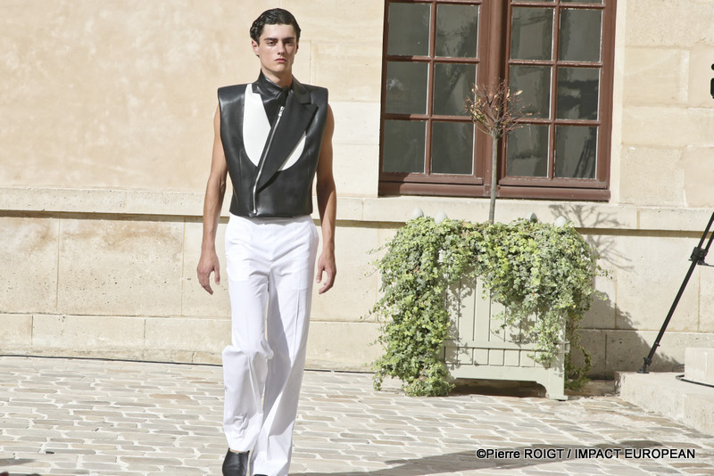 Les mannequins présentent la collection Homme Printemps-Été 2027 de Valette Studio lors de la Fashion Week de Paris, au Quadrilatère des Archives. Intitulée « Dandys Dada », la collection explore un dialogue entre constructivisme et dadaïsme, mêlant tailoring architectural, volumes revisités et nouvelles silhouettes plus fluides.
© Pierre ROIGT / IMPACT EUROPEAN