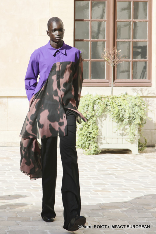 Les mannequins présentent la collection Homme Printemps-Été 2027 de Valette Studio lors de la Fashion Week de Paris, au Quadrilatère des Archives. Intitulée « Dandys Dada », la collection explore un dialogue entre constructivisme et dadaïsme, mêlant tailoring architectural, volumes revisités et nouvelles silhouettes plus fluides.
© Pierre ROIGT / IMPACT EUROPEAN