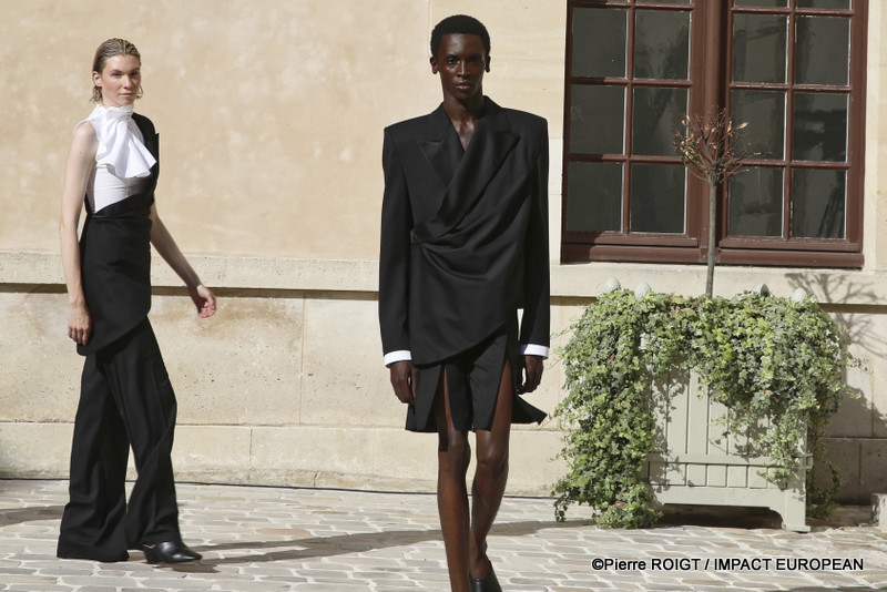 Les mannequins présentent la collection Homme Printemps-Été 2027 de Valette Studio lors de la Fashion Week de Paris, au Quadrilatère des Archives. Intitulée « Dandys Dada », la collection explore un dialogue entre constructivisme et dadaïsme, mêlant tailoring architectural, volumes revisités et nouvelles silhouettes plus fluides.
© Pierre ROIGT / IMPACT EUROPEAN